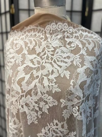 White Floral Textured Stretch Lace – metrotextilesnyc